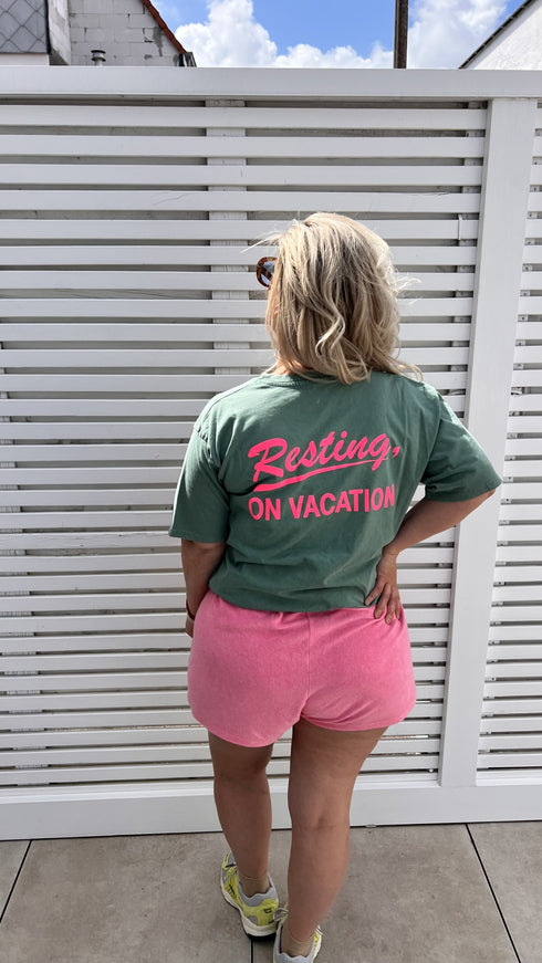 T-shirt Resting On Vacation green